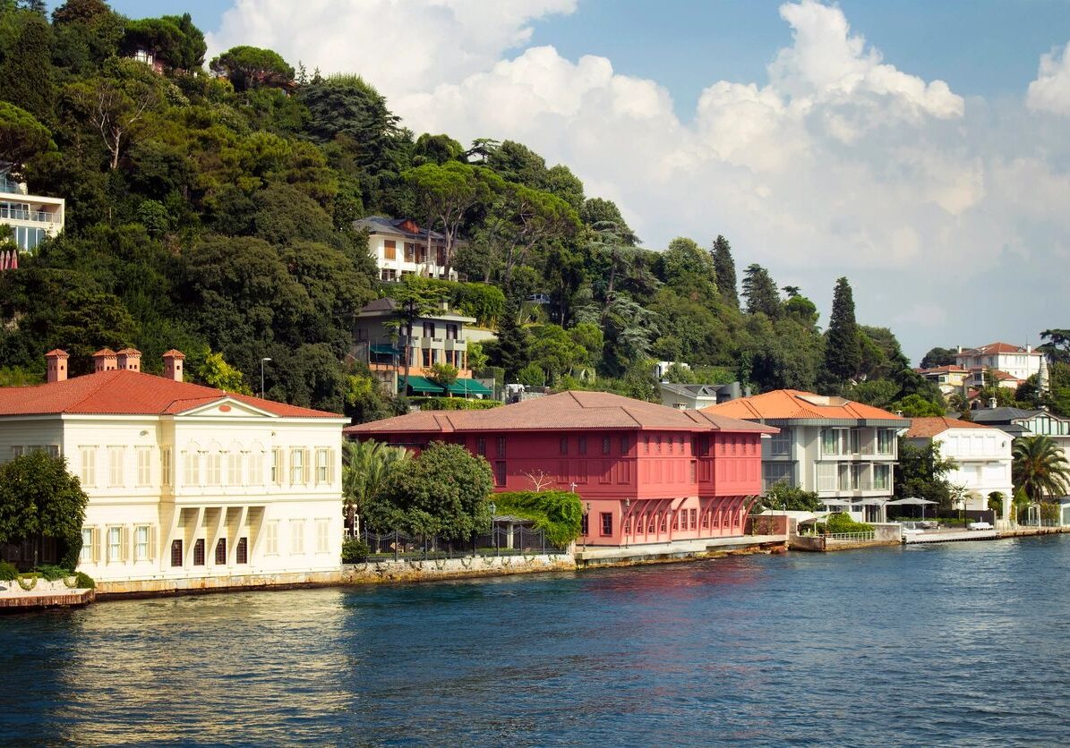 A view of houses on the side of a river.